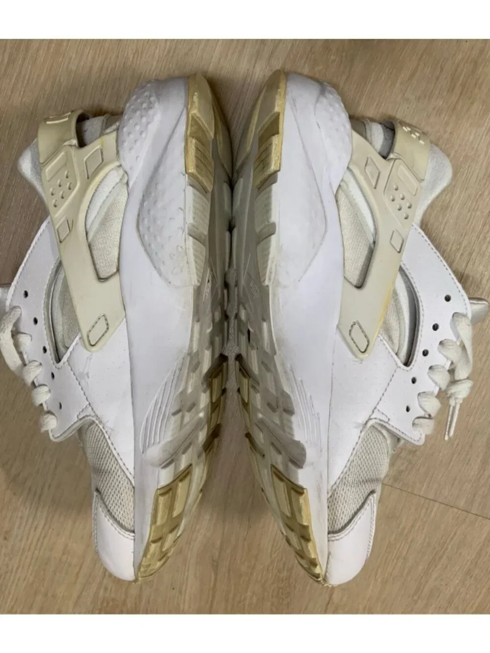 Nike Air Huarache Run 654275-110 White youth Sneakers size 7Y, condition is good